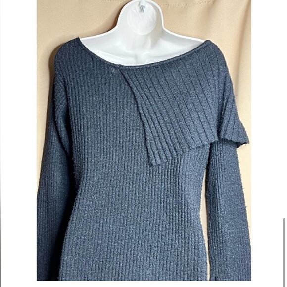 Central Park West
Bailey Off The Shoulder Sweater
Size L - Picture 7 of 7